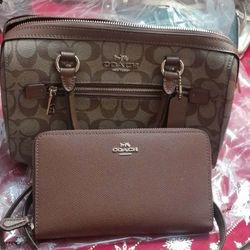 BOLSA COACH CON CARTERA, TIENE CORREA LARGA 