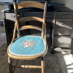 Desk - Vintage . Ideal For Elementary Schoolers