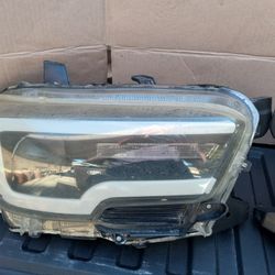 Right And Left Headlights For A Toyota Tacoma 2019 TO 2023 