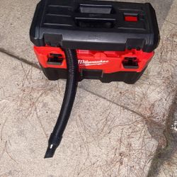 Milwaukee Vacume With Battery 