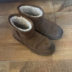 Girls Bear paw Boots Sz 2