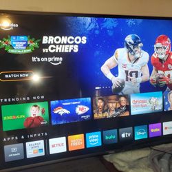 60" Vizio chromcast smart tv streaming apps 4k basically new great quality pic no scratch come with  remote has legs 