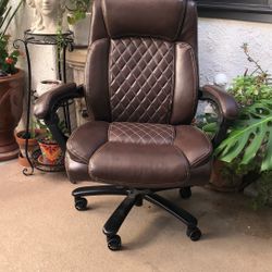 LARGE OFFICE CHAIR