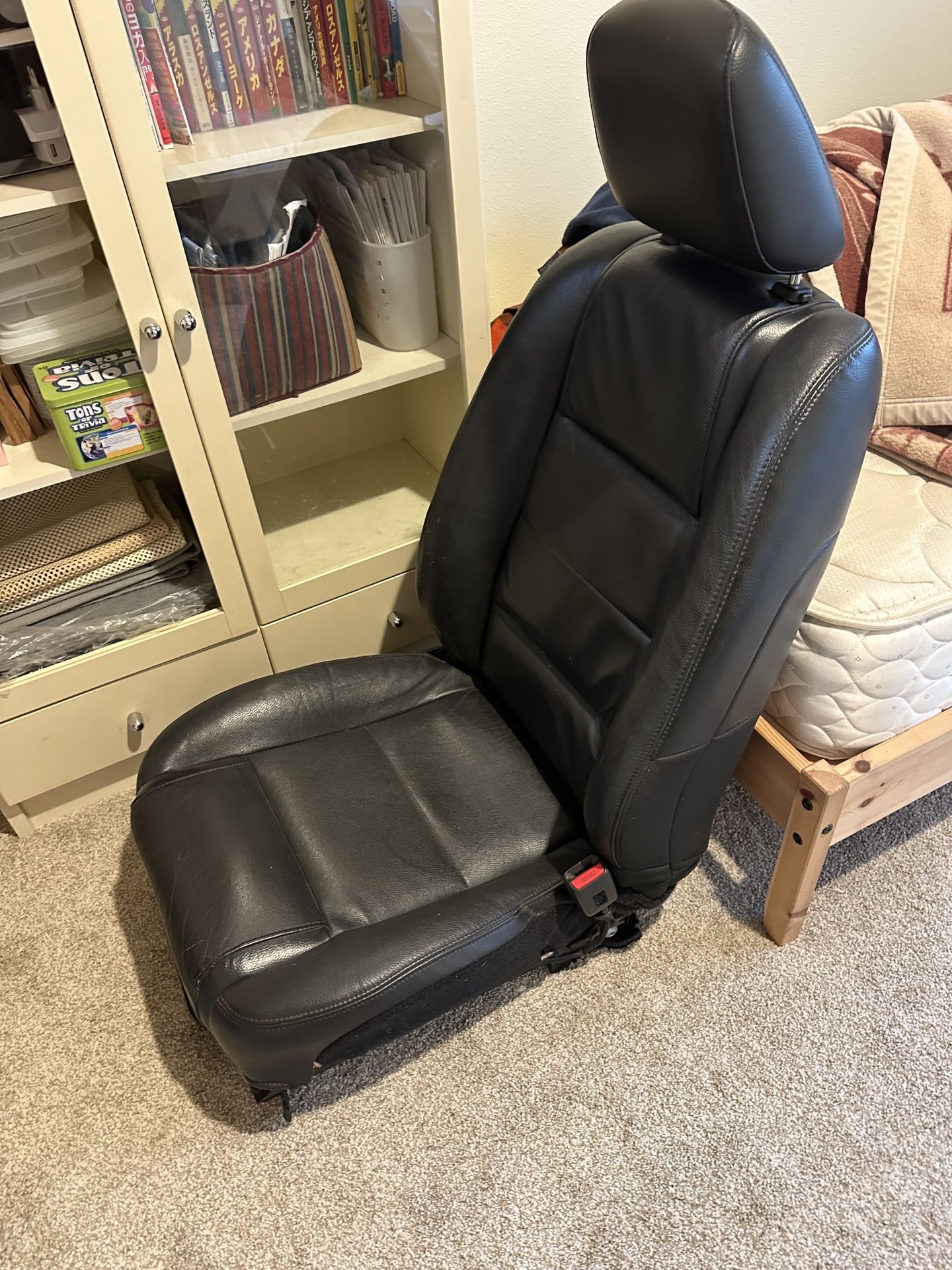 05-09 Ford Mustang passenger-side seat