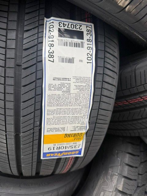 235 40 19 New Tires Set 