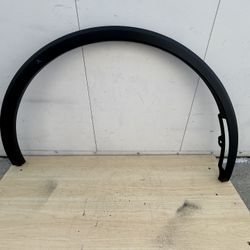 Tesla Model Y Front Right Side  Fender Garnish Molding 1937599-00-C ( 2025 - 2026 Used Oem 