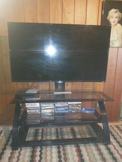 TV & TV Stand *Tv has no video*