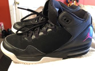 NIKE AIR JIRDAN FOR GIRLS SIZE 5Y YOUNG