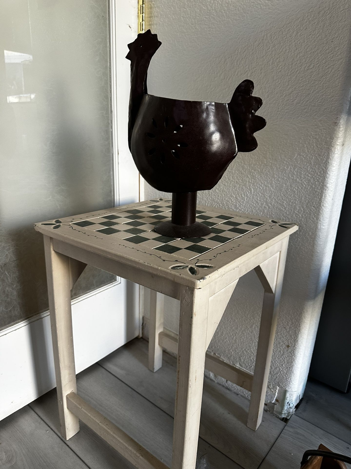 Metal farmhouse rooster holder
