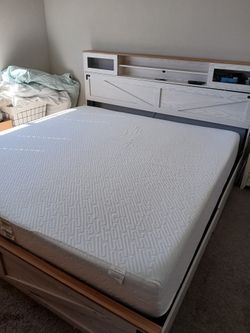 King Size platform bed, mattress & night stand !!!