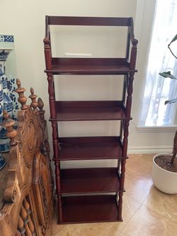 Narrow shelving unit