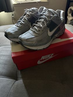 Nike Zoom Vomero,5 gray, and white size 10