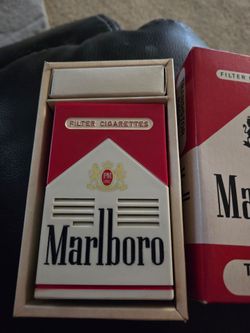 VTG MARLBORO CIGARETTE AM Transistor Radio with Box, Ear phone WORKS! * CLEAN! *
