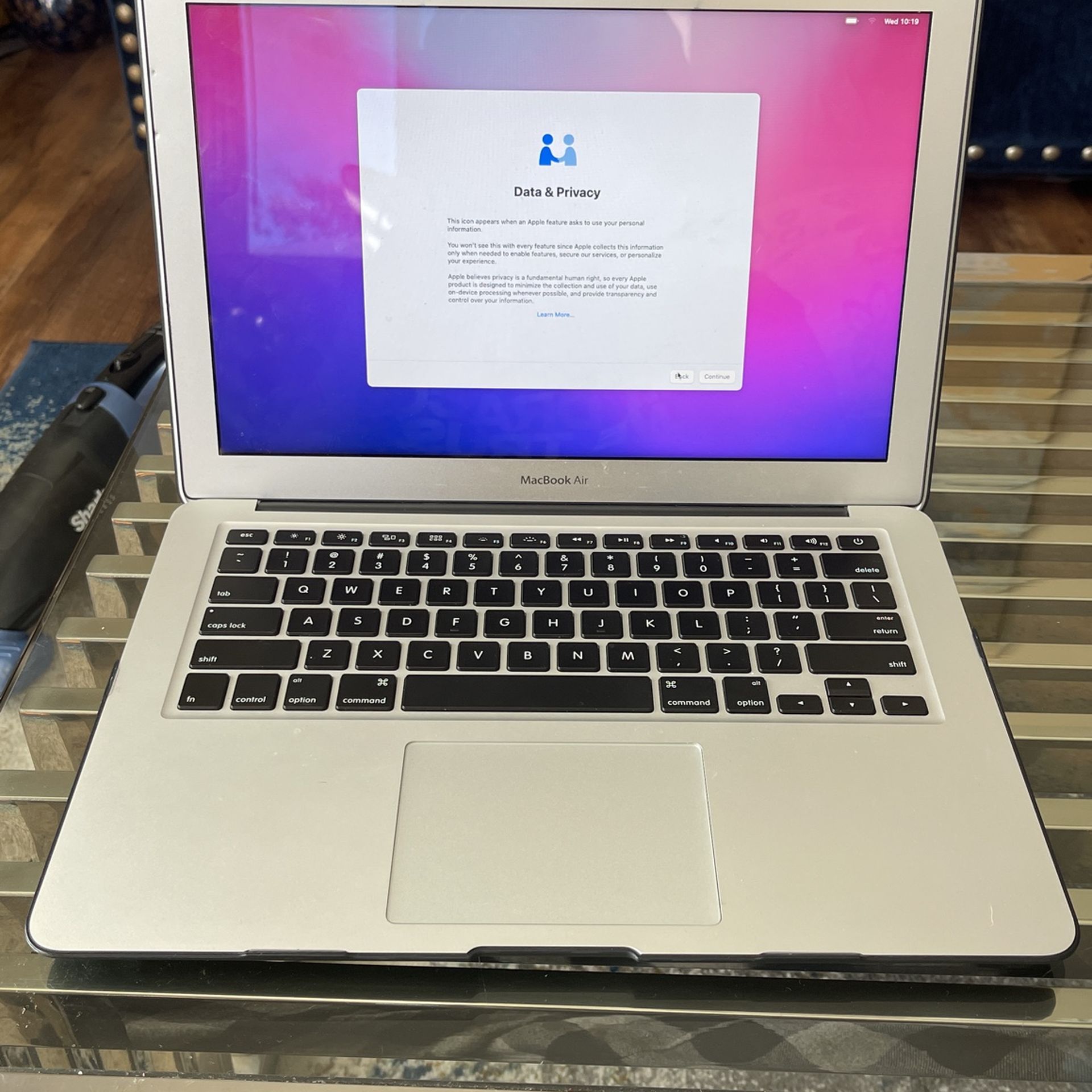 Macbook Air 2017 silver with black hard case