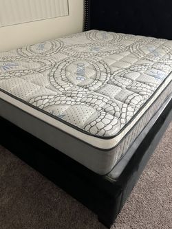 Queen Size Mattress Pillow Top 12"    new Mattress in a plastic sealed