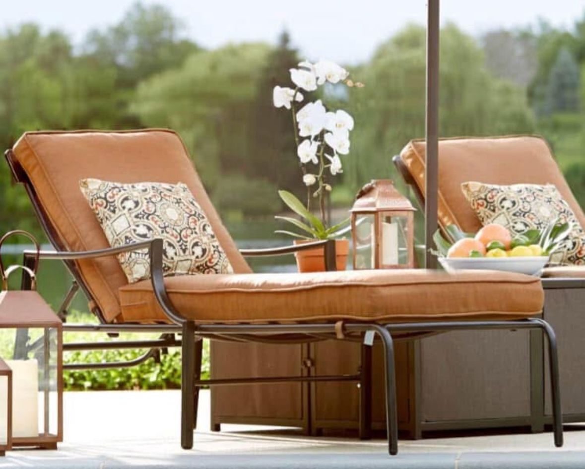 Beautiful Oak heights Chase Chair & Cushion