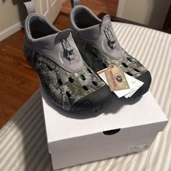 Mossy Oak Crocs  Size 11 Brand New 