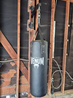 Venum Heavy Bag + Everlast Wall Mount – Boxing MMA Setup