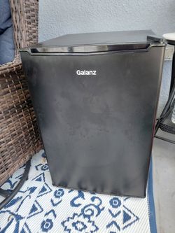 Galanz 2.5 cu ft Refrigerator