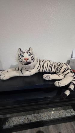 VINTAGE KELLY TOYS RARE Realistic Plush Blue Eyes White Siberian Tiger 30"-52"The product is a rare and realistic plush toy of a Siberian Tiger by Kel