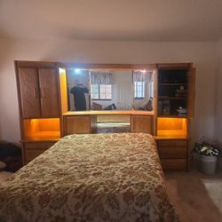 Queen Bedroom Set With Matching  6 Drawer Dresser/ 3 Piece Mirror 