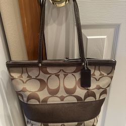 👜Authentic Vintage Coach Bag Purse.   Center section opens with a zipper.  Measurements: 14”Lx8”H.  This is a cloth purse with LOTS of room! PU near 