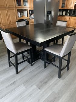 Mesa Con Cuatro Sillas Muy Buenas Condiciones