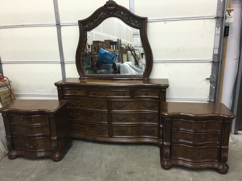 Morocco 6-Piece King Bedroom Set - Pecan by Pulaski