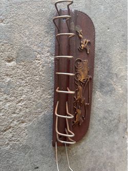 1950s vintage tie rack is made of Syroco wood