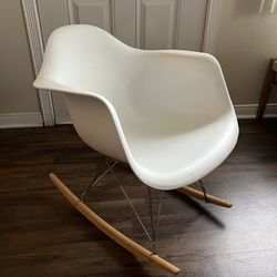 Replica Case Study Rocking Chair (Eames, Modernica)
