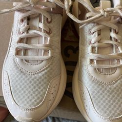 Puma - Woman’s Size 7