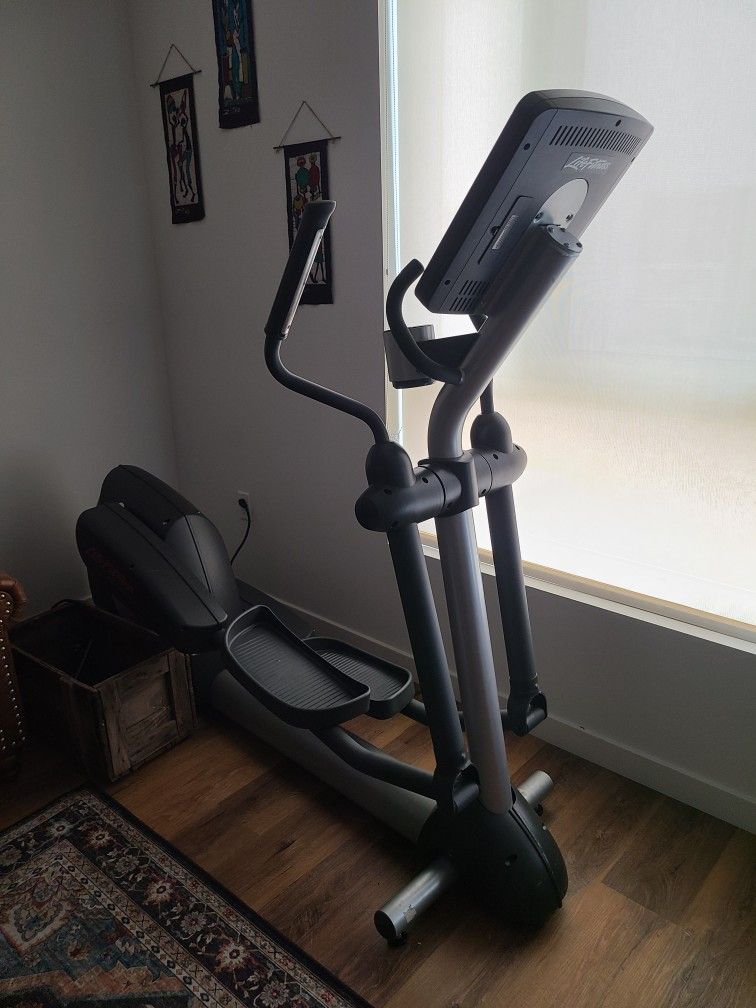 Elliptical Machine - Life Fitness Gym Quality