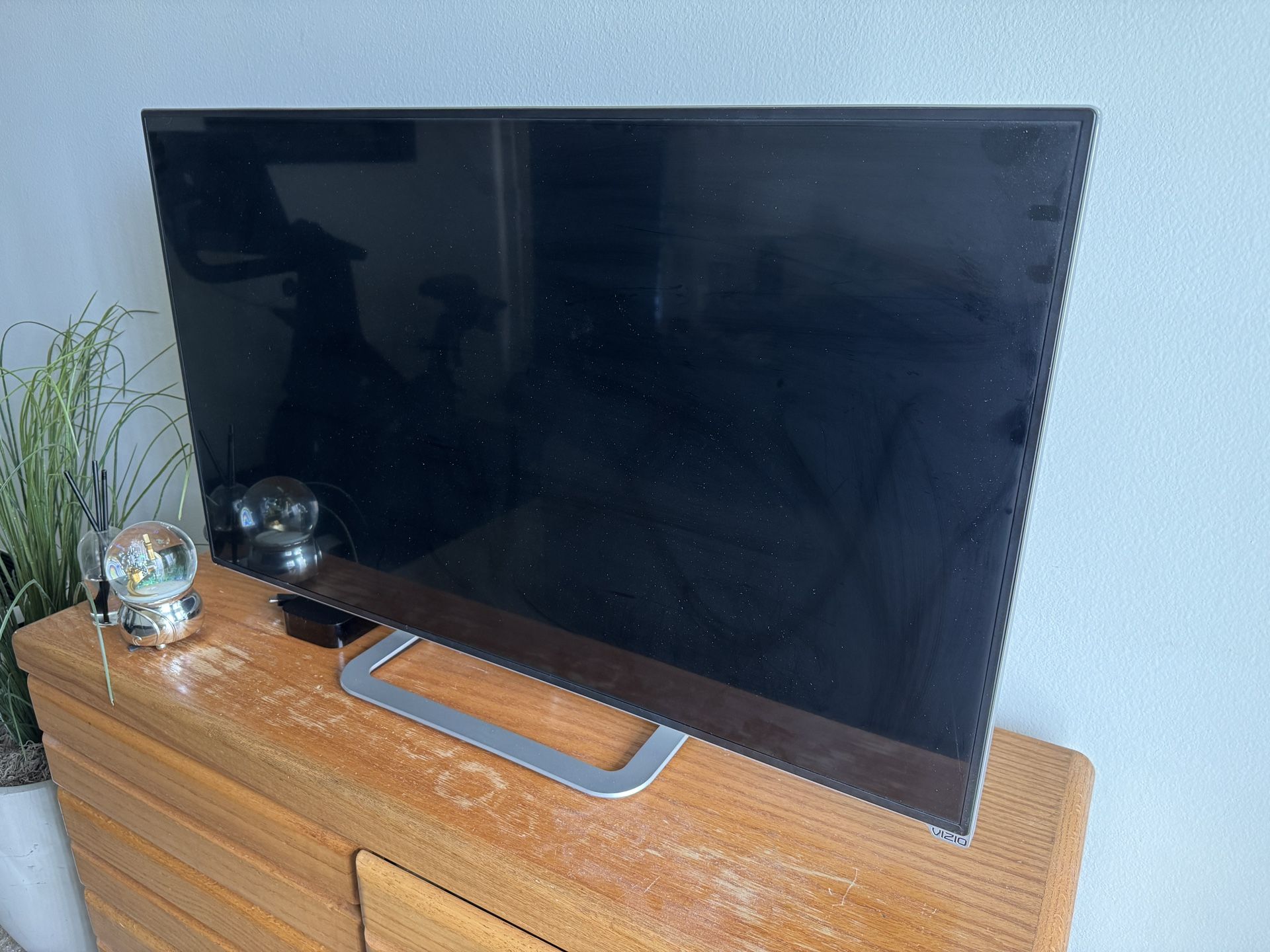 Vizio M422i-B1 42” TV w/ QWERTY remote