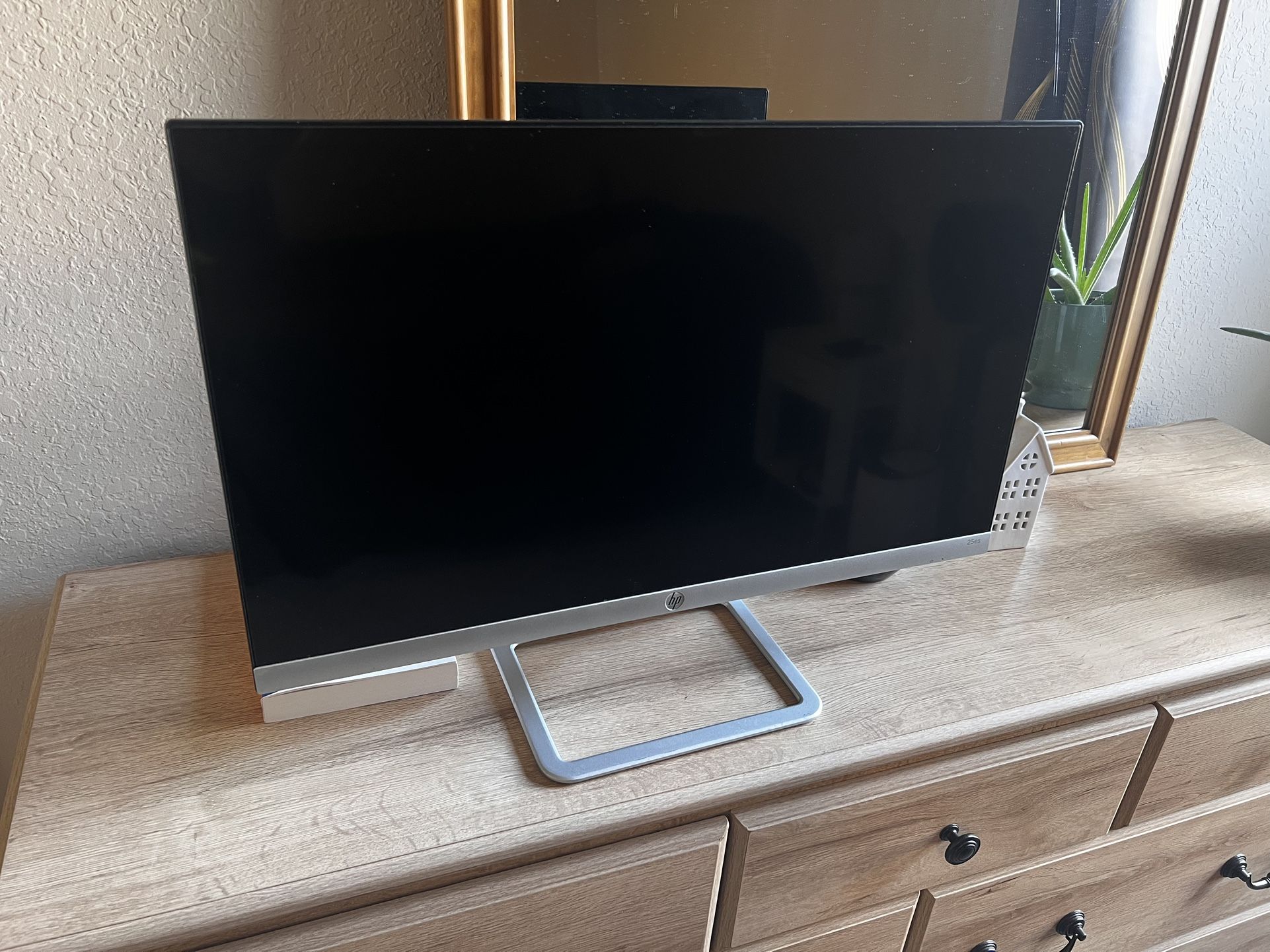 Thin HP Monitor 25”