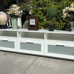 White Modern 3 Drawer Media TV Stand Great Condition 
