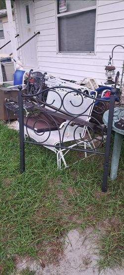 Twin size betframe.And headboard like new