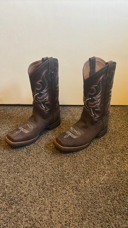 Women’s boots by La Sierra