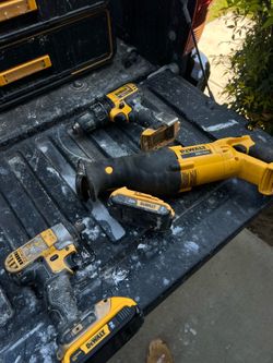 Dewalt saw saw and set of drills with 2 batteries