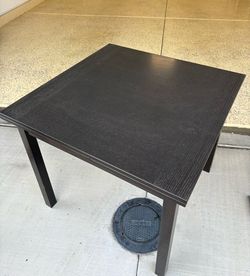 Expandable wooden table
