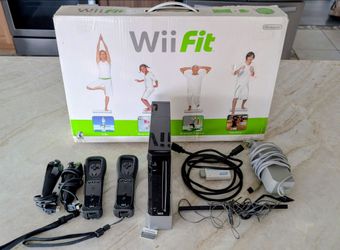 Wii console with controllers, Balance board, 13 games