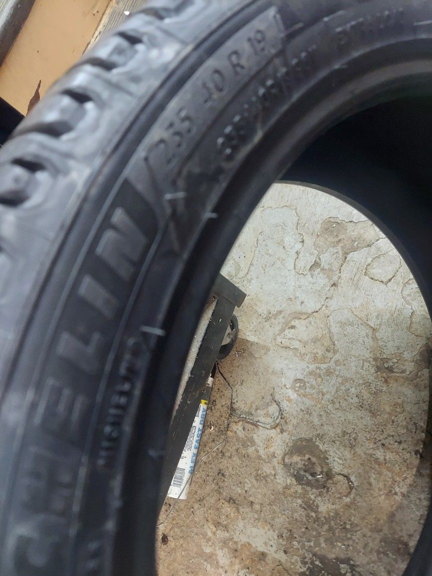 BRAND NEW Michelin Defender 235 40 19