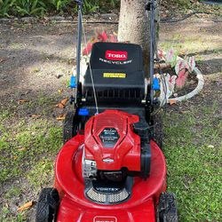 Self Propelled Lawn Mower Toro Recycler With SmartStow 22” Cut With A 7.25 HP Engine 