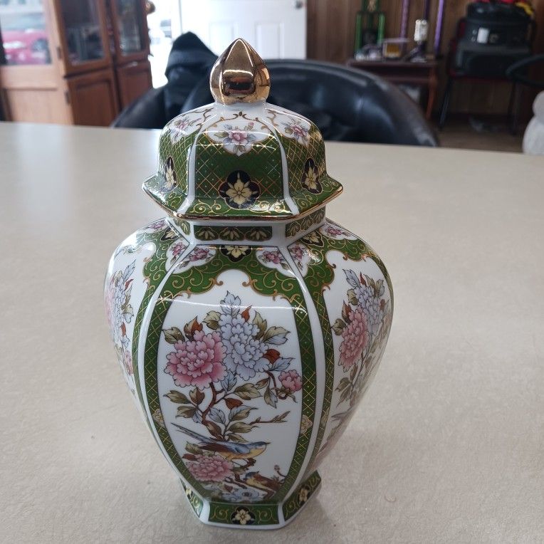 ABSOLUTELY BEAUTIFUL VINTAGE ASIAN GINGER JAR OR VASE PERFECT CONDITION BEAUTIFUL