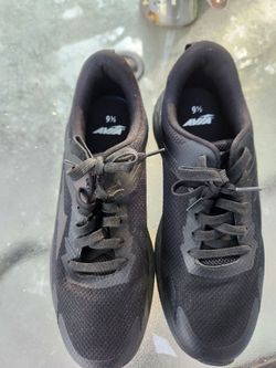 Tennis shoes