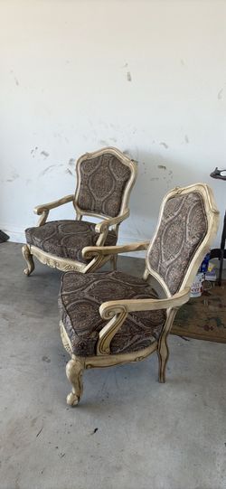 2 living room arm chairs good condition Ashley furniture
