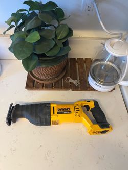 Dewalt 20v Sawzall tool only no bateria $80 firme precio