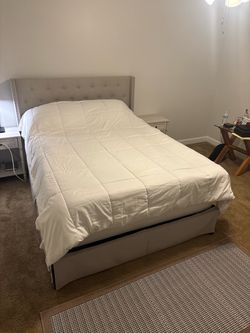 Queen set : mattress, bed, night tables