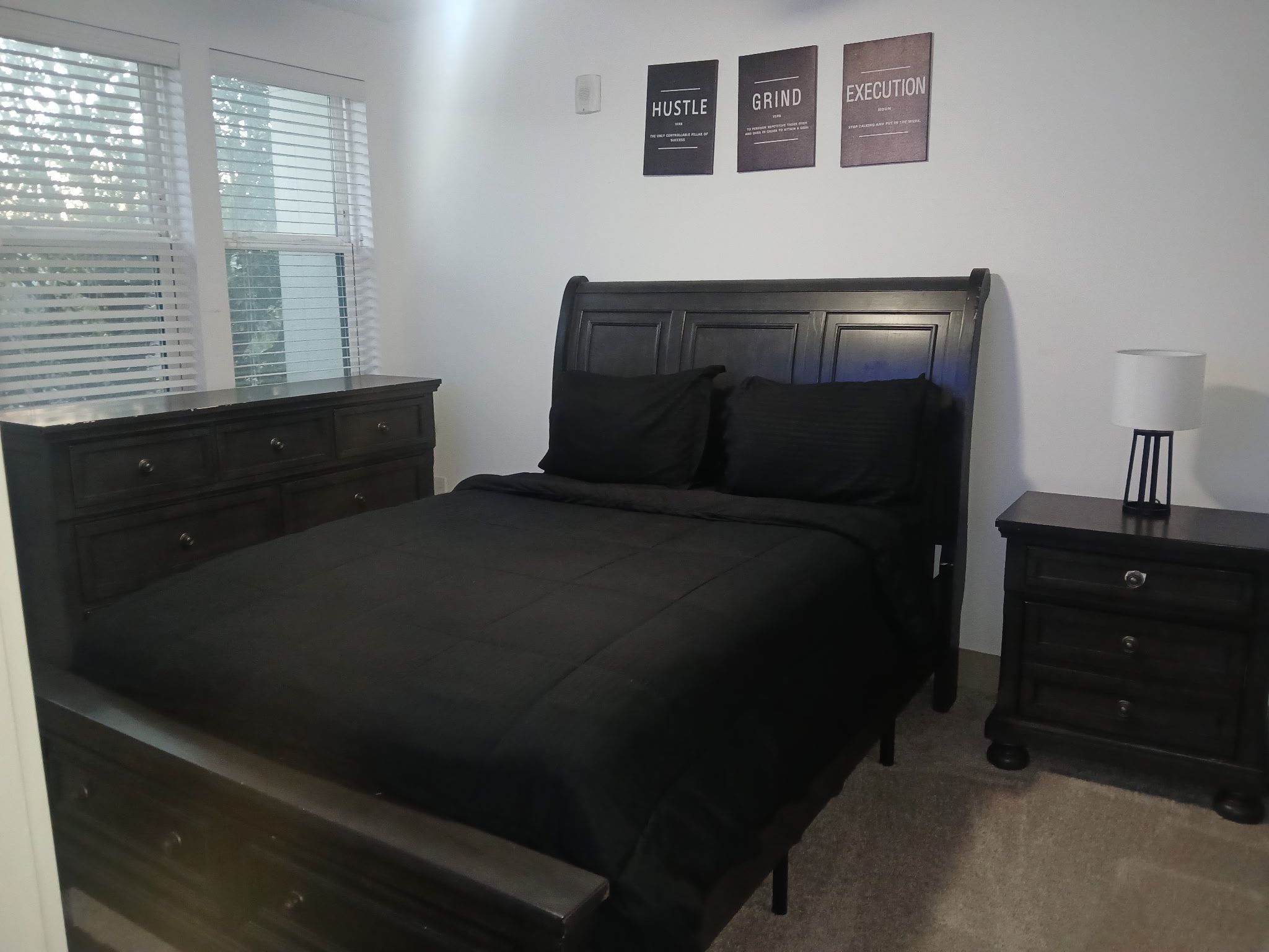 Queen sized bedroom Set for Sale in Dallas, TX - OfferUp