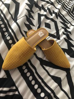Yellow cute flats size 7 1/2