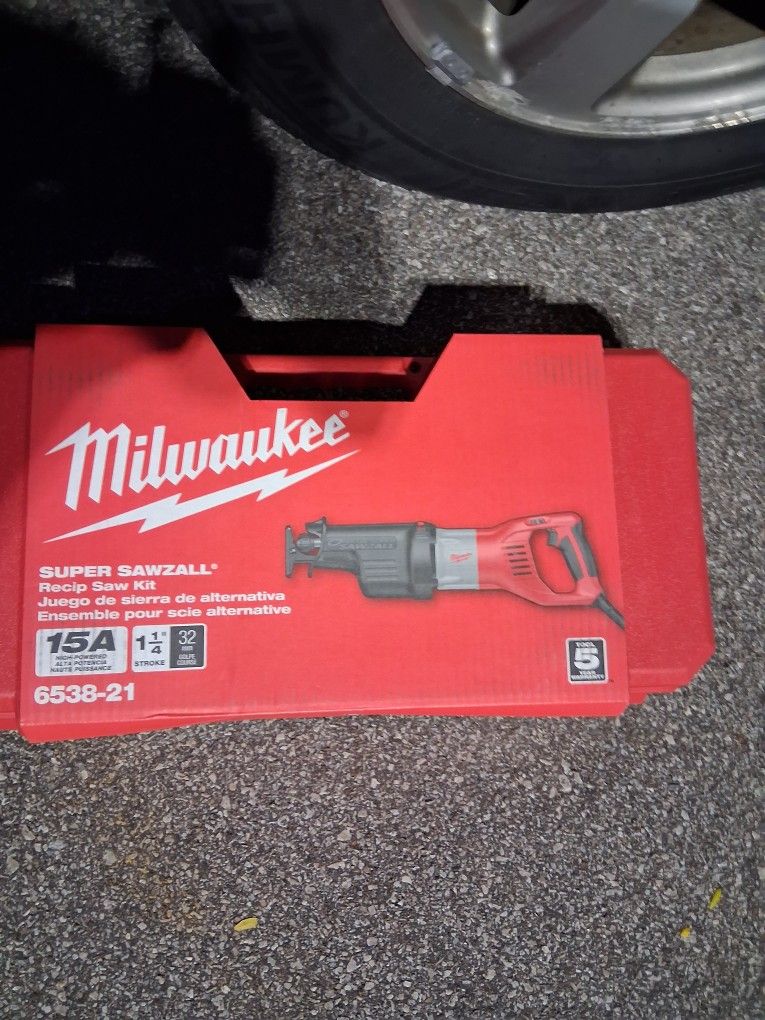 Milwaukee Super Sawzill Kit With Battery And Charger And Blade Bag